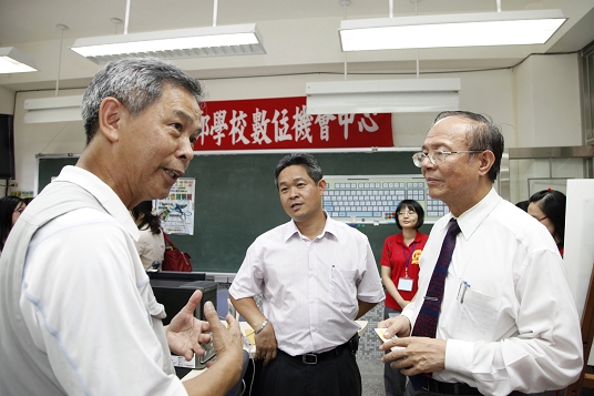 Deputy Minister Lin Tsong-Min visits the Ping-Si Junior High School’s Digital Opportunity Center (DOC)
