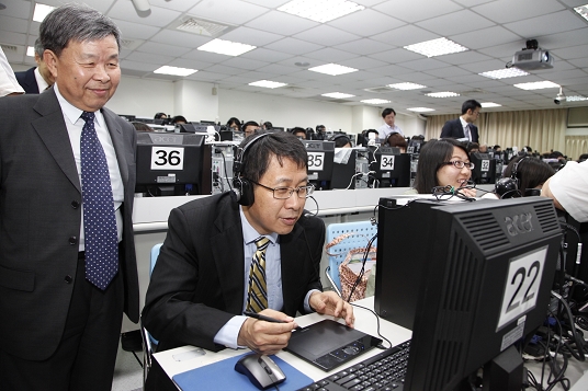 Minister Chiang serves as the “tutor online” for the rural area primary school students