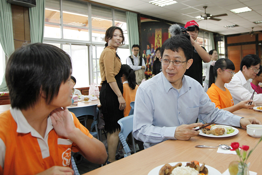 Minister Chiang is having lunch with students in Taipin Primary School of Taitung County