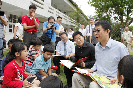 Minister Chiang is telling a story to the kids in Rui-Yun Primary school of Taitung County