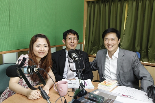 Minister Chiang is in a live radio interview with Taiwan’s comic new talent, Ms. Kau (pen-name, Cory)