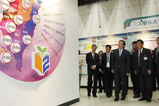 President Ma visits the public exhibition related to the 12-year basic education system