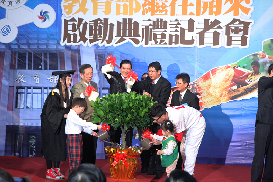 President Ma, Education Minister Chiang, Minister without Portfolio Huang, Minister without Portfolio Yang and 4 student representatives joined the la