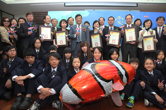 The 2012 National Social Education Center of the Ministry of Education and  private sector groups arranged a presentation and award ceremony for Achievement in Social Care Visits