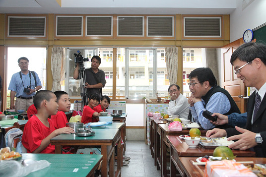 Minister Chiang was having lunch with the elementary school students in Miaoli County