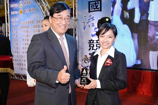 Deputy Minister I-Hsing Chen had photo with one of the winner of the National Language Competition