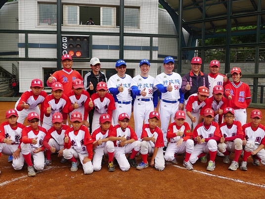 The Executive Yuan Senior Baseball Team Held a Friendly Competition with the Dong Yuan Little-League Baseball Team