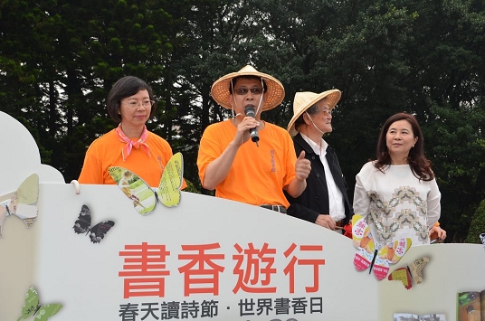 Minister of Education Chiang Wei-ling attends book parade for “World Book Day- Wonderful Reading”.