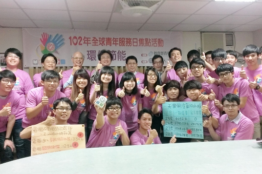 Minister of Education Chiang Wei-ling appreciates youth volunteers on 2013 Global Youth Service Day.
