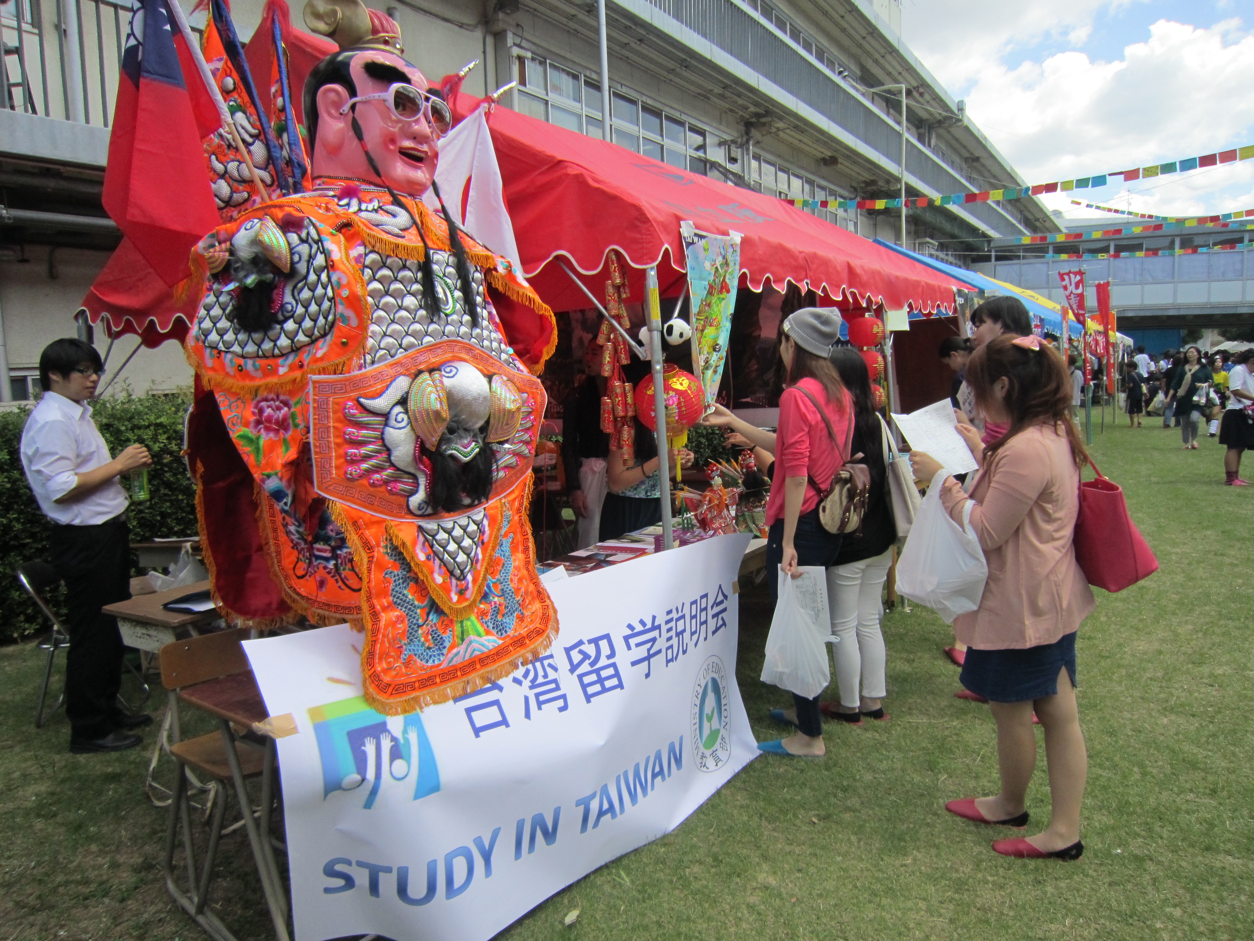 Figure of Taiwan's Santaizi at a Japanese High School Festival Attracts Great Interest