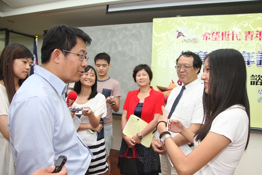 Minister of Education Chiang Wei-ling Listens to the Policy Recommendations from Members of the Youth Advisory Committee
