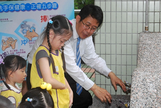 Minister of Education Chiang Wei-ling Promotes the Enterovirus Prevention Concept