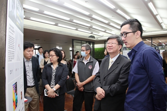 Minister of Education, Dr. Wu Se-hwa listening to students at an MOE Overseas Study in Arts and Design Scholarship Program presentation