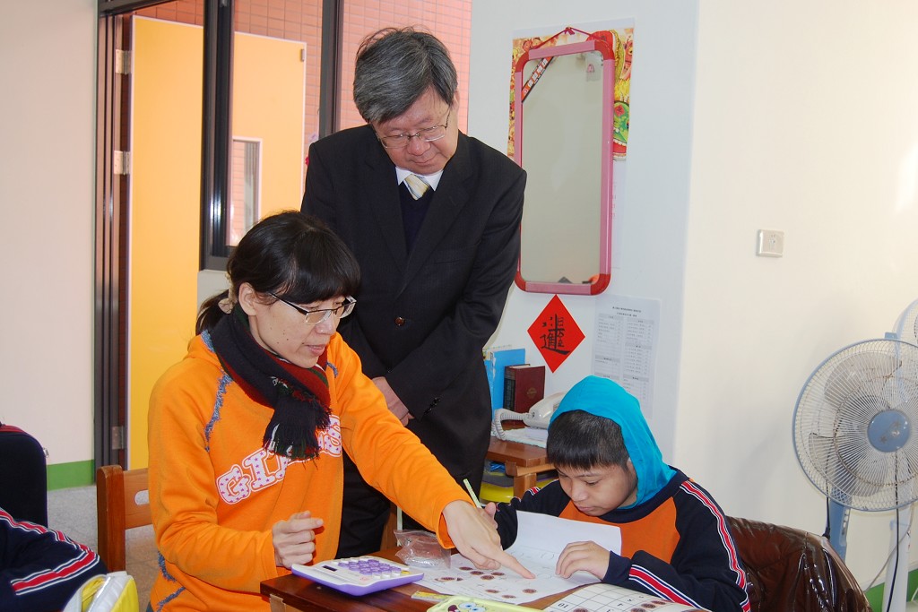 Minister Wu Visits School for the Hearing Impaired