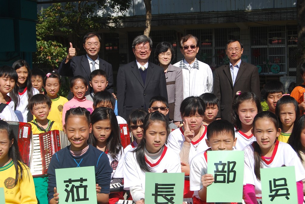 Minister Wu Visits Hushan Elementary School in Tainan