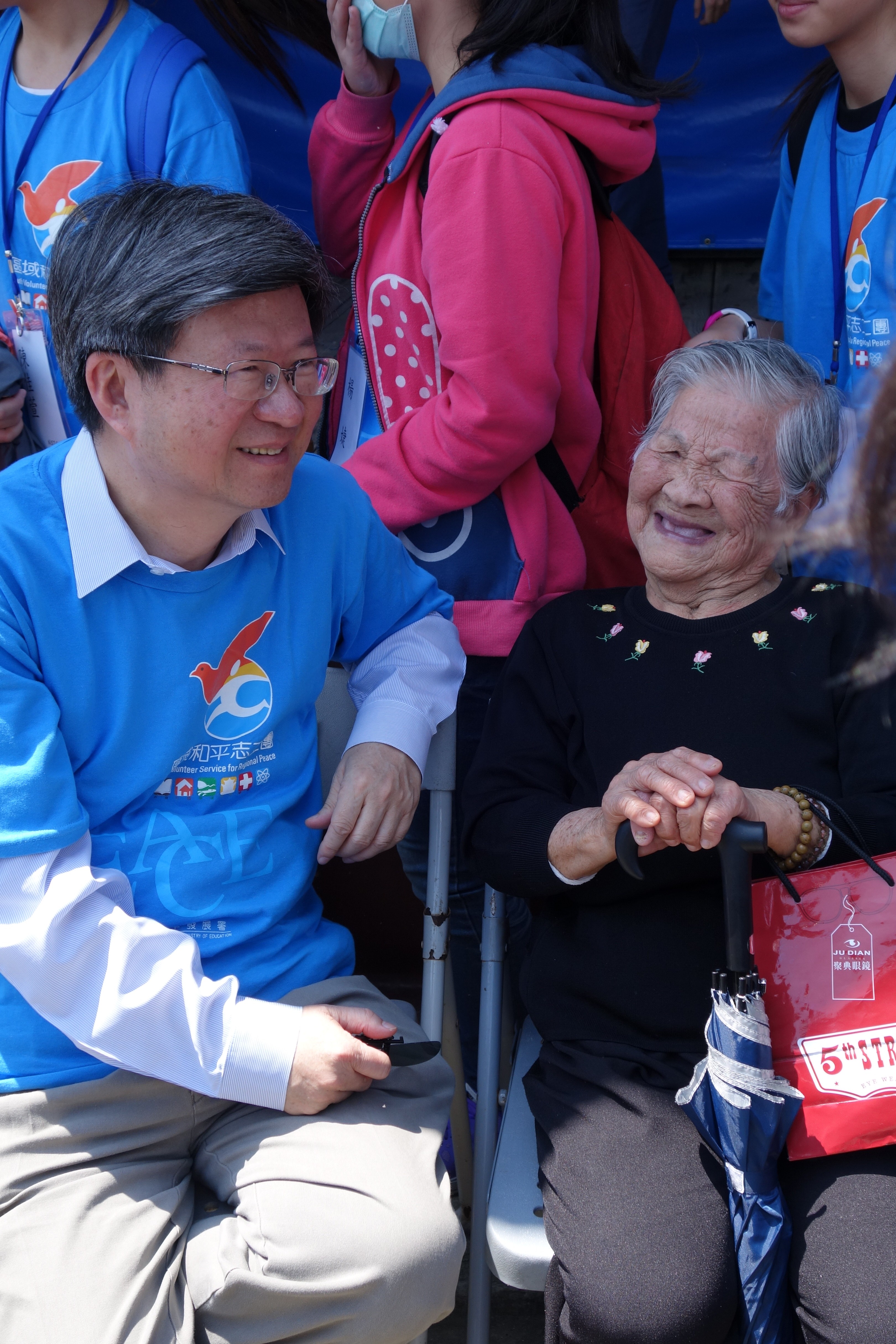 Minister Wu Does Volunteer Community Service