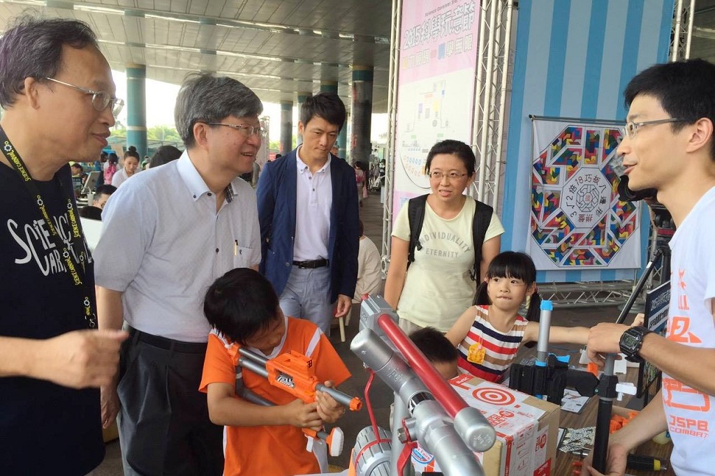 Minister Wu Visited the 2015 Science Carnival