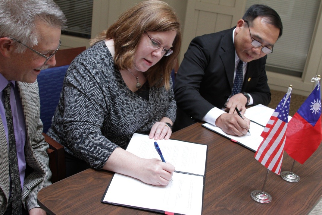 Education Division of TECO in Chicago signs Taiwan Studies MOU with Indiana University-Bloomington East Asian Studies Center