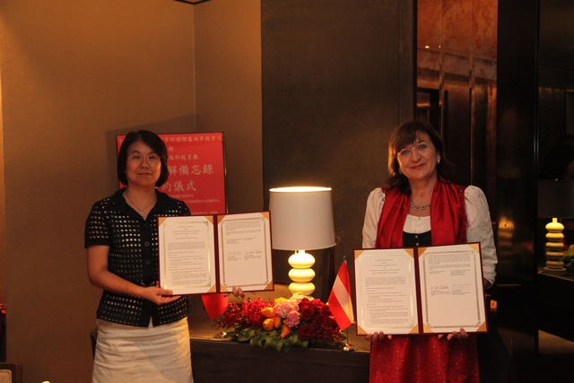 The MOE Department of International and Cross-Strait Education signs an MOU with the Province of the Tyrol of the Republic of Austria