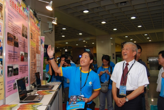 Minister of Education Cheng Jei-cheng Visits Exhibition of Various Schools'Achievements in 2007 Organized by National Center of Teaching Excellence and Regional Resources