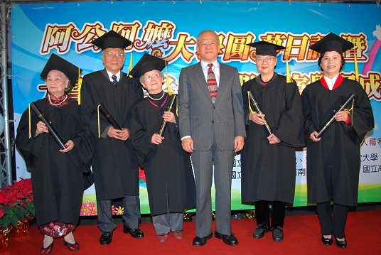 Exhibition of Accomplishments by Aged People Participating in a Program Offering the Elderly Mini-Classes on College Campuses