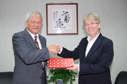 A representative from the Australian Commerce & Industry Office Taipei visits Minister Cheng Jei-cheng.
