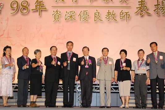 Minister of Education Wu Ching-chi Poses for Picture with the 2009 Dedication to Education Award Recipients and Excellent Senior Teachers