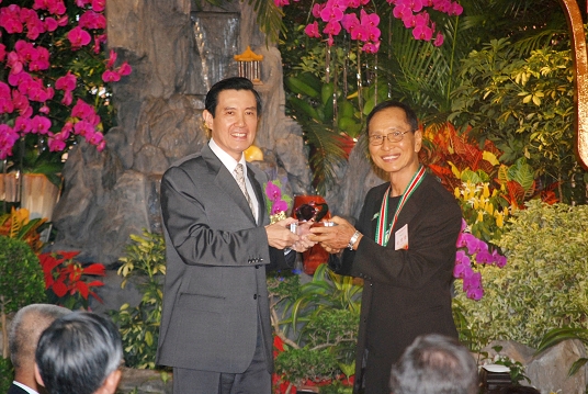 President Ma Ying-jeou Presents the Dedication to Education Award