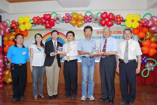 Ministry of Education, Shin Kong Wu Ho-Su Memorial Hospital Donate Dentist Chairs to 20 Elementary Schools