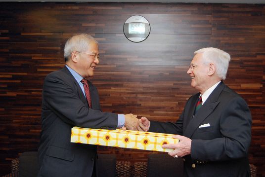 First President of Austria's Institute of Chinese Culture Prof. Günther Winkler Calls on Minister Cheng