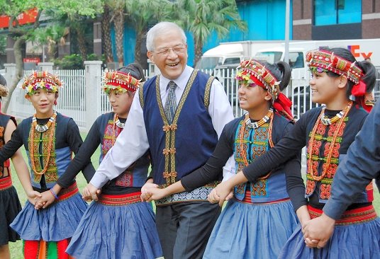 Minister Cheng Jei-cheng Hand in Hand with Paiwan Children, Having Fun Together