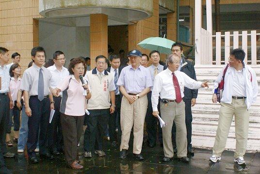 Minister Cheng Inspects Jiayi Schools Damaged by Typhoon Morakot