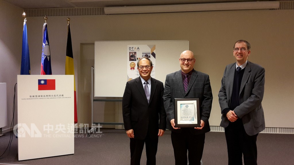 Belgian Sinologist Prof. Roel Sterckx receives Distinguished Taiwan Alumni Award