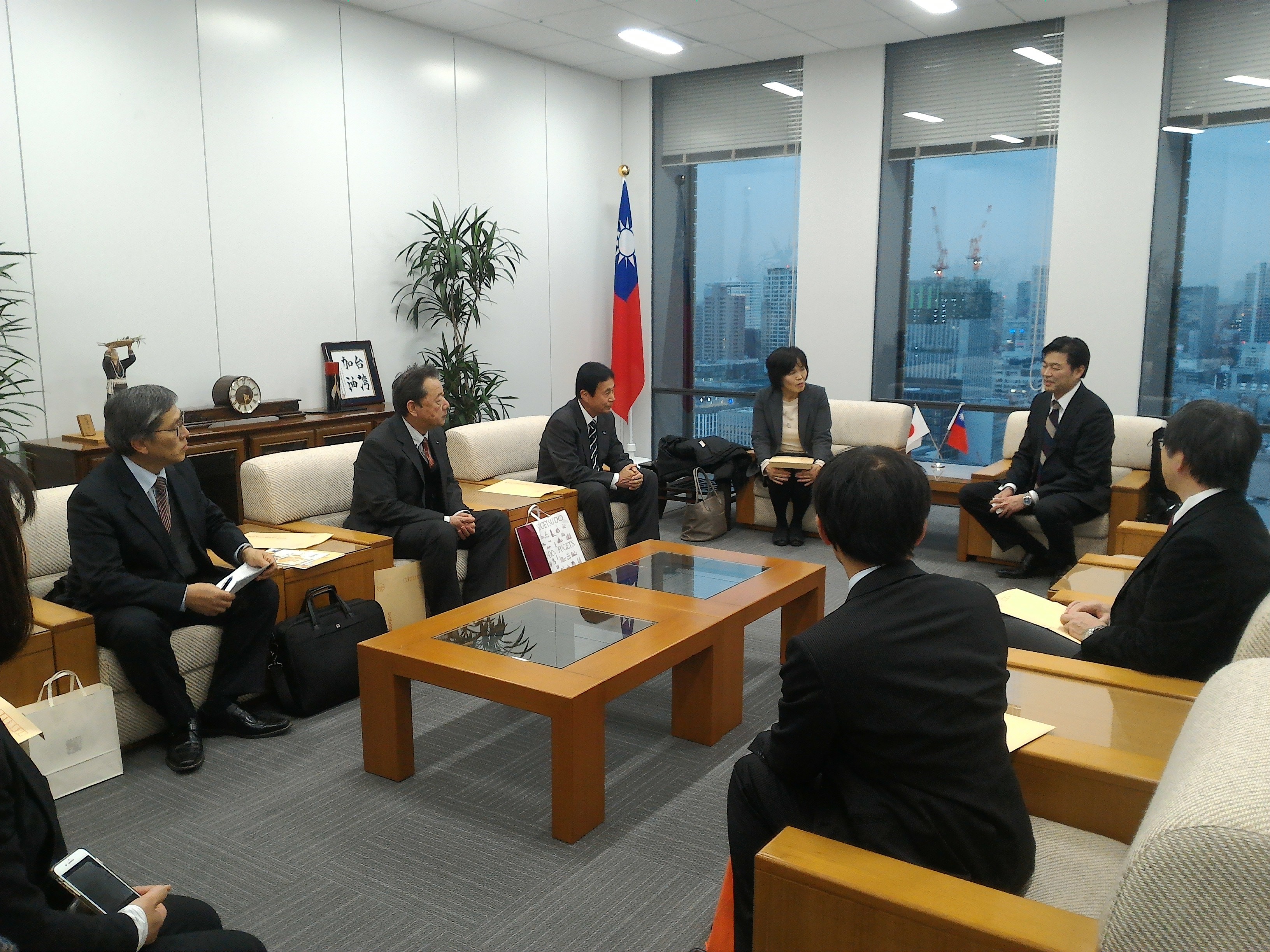 Director Lee Shyh-Bing of the Taipei Economic and Cultural Office in Osaka receives officials from Prefecture and County Level Departments in Japan’s Kinki Region