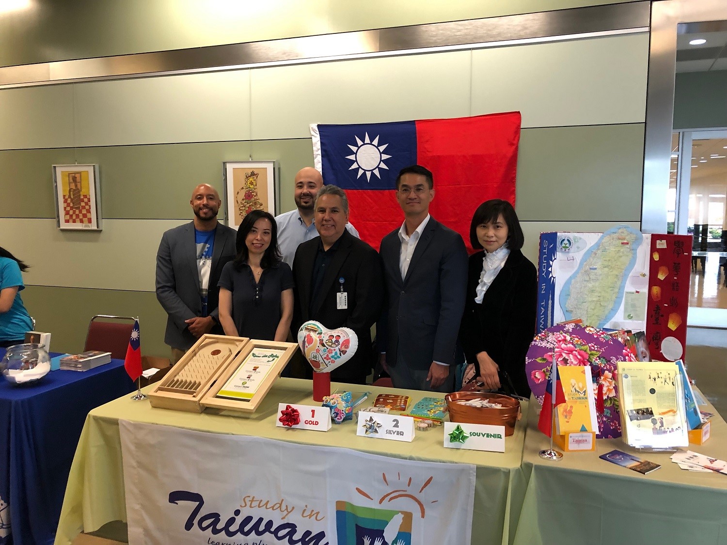 “Study in Taiwan and Have Fun” Drew Crowds at HISD’s Career Expo