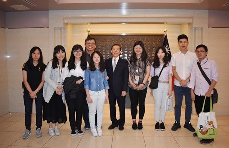 Representative Frank Hsieh Receives 31 Students from Soochow University