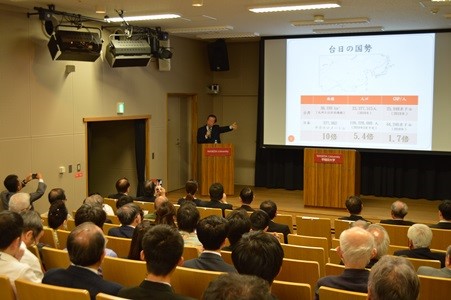 Representative Frank Hsieh giving his presentation at Waseda University.