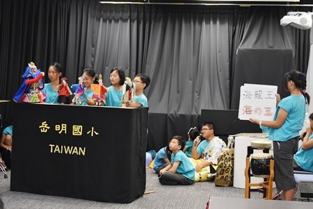 Yue Ming Elementary School Students Perform a Puppet Show in Japan: “Lost Camera at Sea”