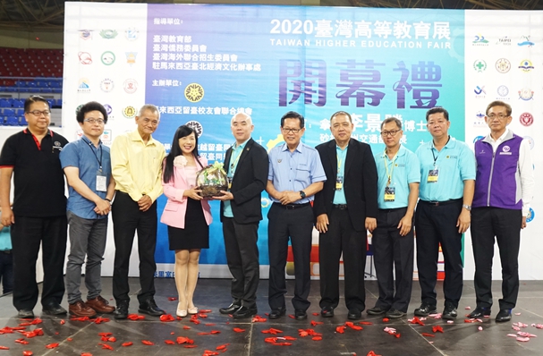 Charlin Chang with dignitaries at the grand opening of the 2020 Taiwan Higher Education Fairs