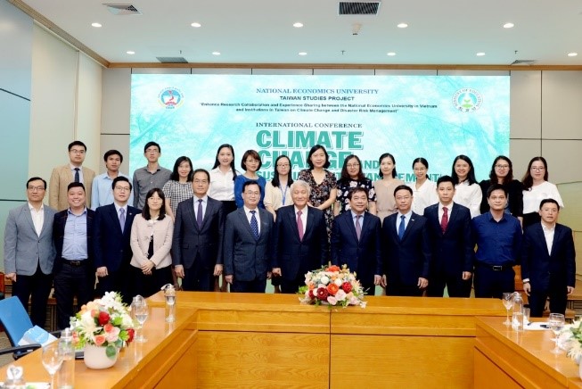Dignitaries at the international conference on climate change and sustainable management at National Economics University in Vietnam