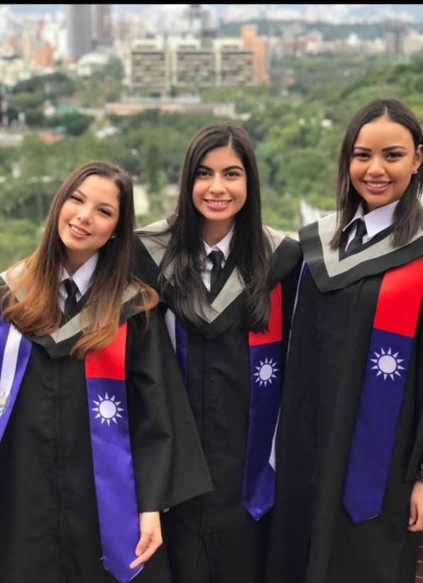 Foreign Affairs Taiwan Scholarship recipient Ms. Mirna Mariela Rivera Andino from Nicaragua (center) with fellow graduates at Ming Chuan University in 2018