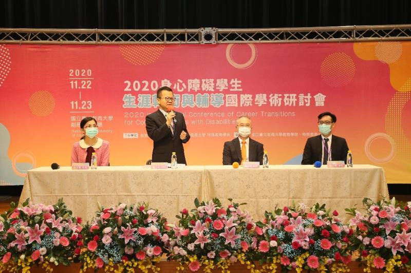 The Director of the Department of Student Affairs and Special Education, MOE, Cheng Nai-Wen(2nd from the left)