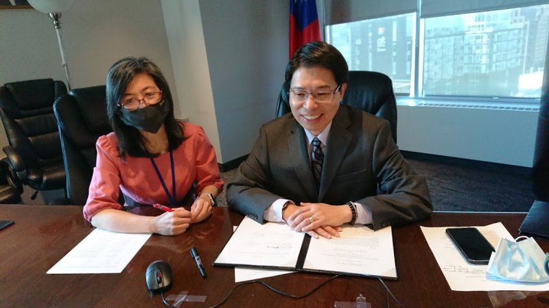 Tracy Lang, Executive Director of the Education Division at TECO in Canada and Representative Winston Wen-yi Chen, participating in the signing ceremony