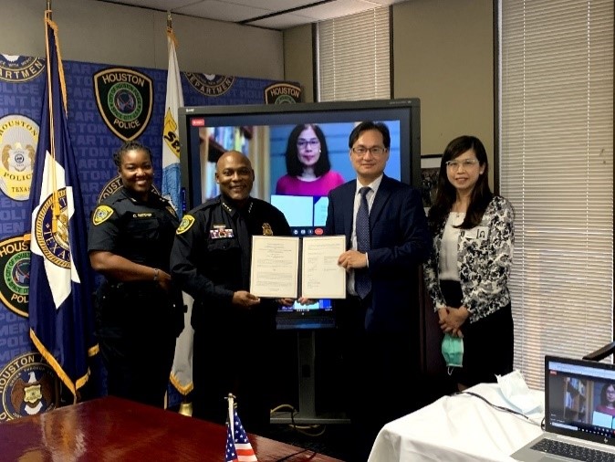 From left, Houston Police Department Chief Troy Finner, Dr. Yen-Yi Lee, Robert Fu-wen Lo, and Andrea Yang