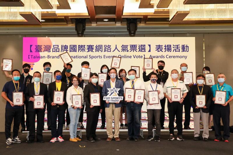 Lin Ting-fang present awards to participants of the “Taiwan-Brand International Sports Events Online Vote”