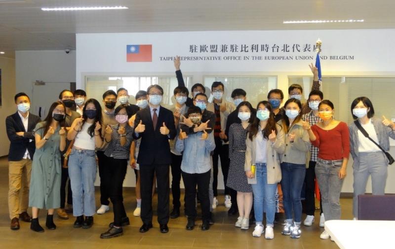 Representative Tsai and colleagues, with the visiting TSA students