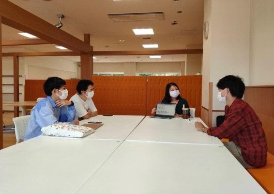 Ms. Huang Hui-Chung interacting with students at the Chinese Salon at Takushoku University