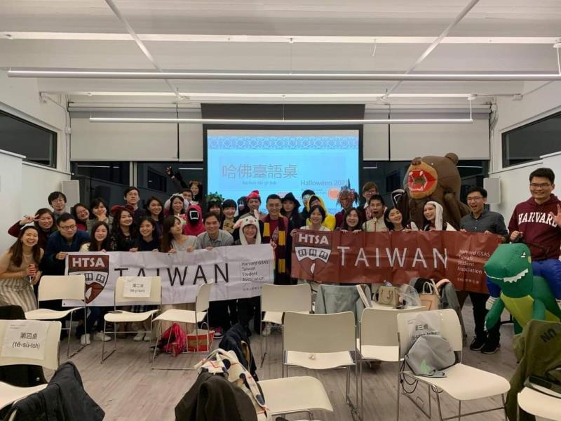 HTSA prepared lots of thought-provoking Taiwanese games for students to play in teams, creating opportunities for all the participants to get to know each other