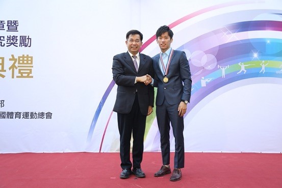 Minister of Education Pan Wen-chung presents a medal to Olympic silver medalist gymnast Lee Chih-kai