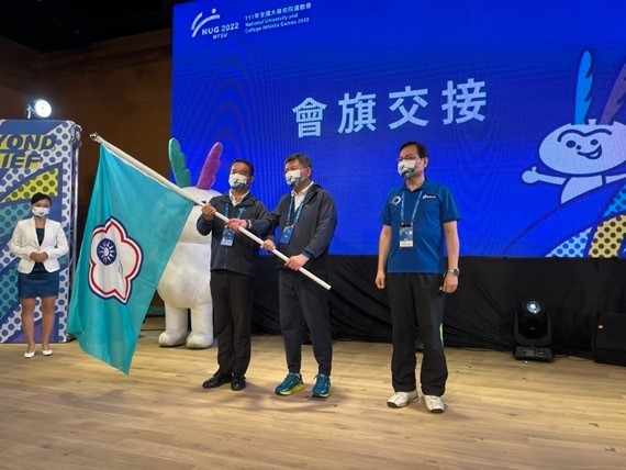 President Chiu Ping-kun passed the Games flag to Vice-principal Chung Tsai-wan of 2023 host school Chung Yuan Christian University
